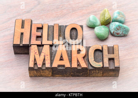 Hallo März in Vintage buchdruck Holz Art mit grünen Edelsteine Kristalle Stockfoto