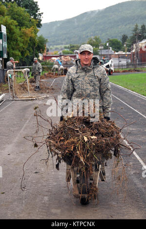 SMSgt Ron Barnes von der 139 Airlift Squadron Hols debrie aus den Track am Middleburg High School zu einer 109 Dump Truck am 6. September 2011. Foto von Senior Master Sgt. Willie Gizara, 109 Airlift Wing. Stockfoto