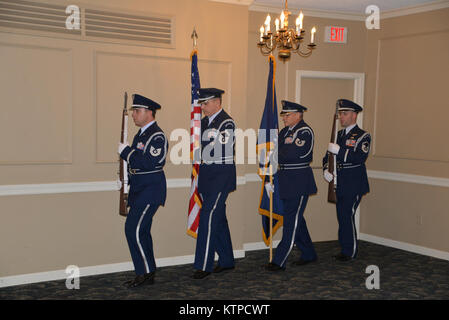 MANLIUS, NEW YORK - Verloren Lila Herz Familie Private First Class Thomas E. McGraw, ein Unternehmen, das 2D-Bataillon, 7 Golgatha zurückgegeben, 1.Kavallerie Division am Dienstag, 4. November 2014. Mitglieder der 174 Angriff Wing Ehrengarde. Foto von Oberstleutnant Roberta Comerford, 42th Infantry Division, öffentliche Angelegenheiten. Stockfoto