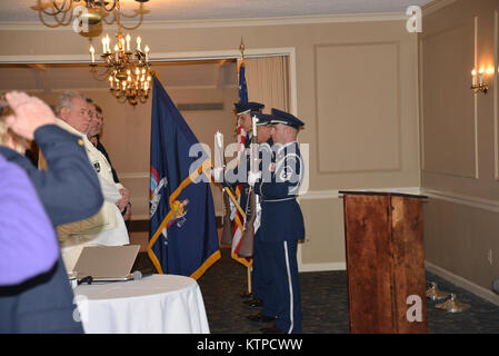 MANLIUS, NEW YORK - Verloren Lila Herz Familie Private First Class Thomas E. McGraw, ein Unternehmen, das 2D-Bataillon, 7 Golgatha zurückgegeben, 1.Kavallerie Division am Dienstag, 4. November 2014. Mitglieder der 174 Angriff Wing Ehrengarde. Foto von Oberstleutnant Roberta Comerford, 42th Infantry Division, öffentliche Angelegenheiten. Stockfoto