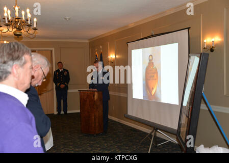 MANLIUS, NEW YORK - Verloren Lila Herz Familie Private First Class Thomas E. McGraw, ein Unternehmen, das 2D-Bataillon, 7 Golgatha zurückgegeben, 1.Kavallerie Division am Dienstag, 4. November 2014. Kaplan Oberstleutnant Douglas Cunningham bietet das Schlussgebet. Foto von Oberstleutnant Roberta Comerford, 42th Infantry Division, öffentliche Angelegenheiten. Stockfoto