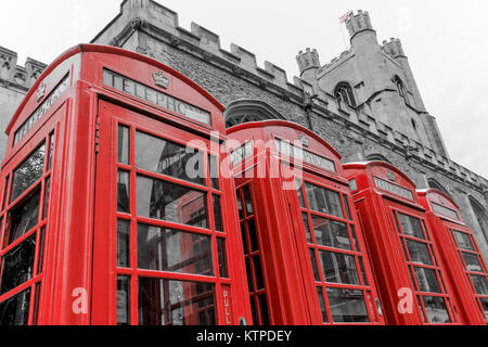 Cambridge, England - 04. 29. 2017: eine Reihe von vier klassischen K 6 rote Telefonzellen beiseite stehen große St. Mary's Church, St. Mary's Street. Stockfoto