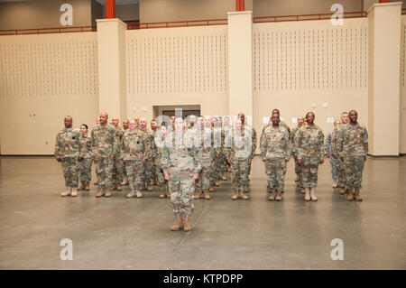 Soldaten einer Firma, Recruiting und Retention Bataillon der Armee singen Song während der Zeremonie für Command Sgt. Maj. Althea Robinson-Haddo am Farmingdale Streitkräfte Mitte, Farmingdale, NY Am 16. Mai 2016. Command Sgt. Maj. Robinson-Haddo ist der ältere Soldaten Berater der Anwerbung der New York Army National Guard und Retention Bataillon. (US Army Foto von Sgt. Jeremy Bratt/freigegeben) Stockfoto