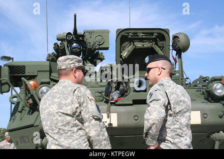 New York Army National Guard Maj. Chris Jensen spricht mit einem Soldat von 56th der Pennsylvania Army National Guard Stryker Brigade Combat Team, Teil des 28 Infanterie Division. Jensen, Teil der 42th Infantry Division Operations (G3) Abschnitt war Teil einer Orientierung Besuch der Stryker Brigade Combat Team über die Fähigkeiten des Geräts und Beschäftigung zu erfahren. Stockfoto