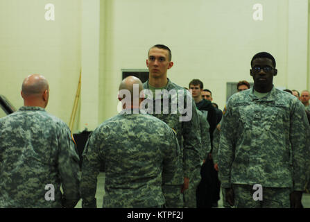 SYRACUSE, NY - Rekruten und neue Soldaten für eine Schlacht Hand gefüttert - hier April 3, 2016. Die Soldaten, die der New York Army National Guard rekrutieren Sustainment Programm teilnehmen durchlaufen verschiedene Phasen der Ausbildung, die Sie für die Armee Basic Combat Training (BCT). Wenn Sie Absolvent aus, sie werden dann zu Ihrer Einheiten, die im gesamten Staat New York verstreut sind, gesendet werden. (New York Army National Guard Foto: Staff Sgt. Patricia Austin/freigegeben) Stockfoto