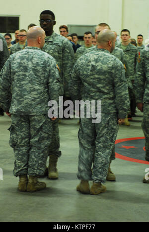 SYRACUSE, NY - Rekruten und neue Soldaten für eine Schlacht Hand gefüttert - hier April 3, 2016. Die Soldaten, die der New York Army National Guard rekrutieren Sustainment Programm teilnehmen durchlaufen verschiedene Phasen der Ausbildung, die Sie für die Armee Basic Combat Training (BCT). Wenn Sie Absolvent aus, sie werden dann zu Ihrer Einheiten, die im gesamten Staat New York verstreut sind, gesendet werden. (New York Army National Guard Foto: Staff Sgt. Patricia Austin/freigegeben) Stockfoto