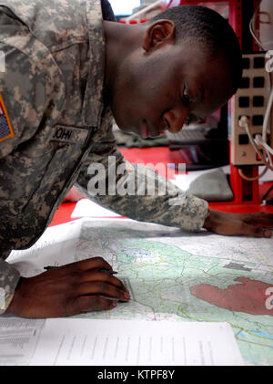 Spc. Michael John, von Brooklynn, New York, ein infanterist mit der 69th Infantry Regiment, Grundstücke der Koordinaten während der besten 27 Infantry Brigade Combat Team Warrior Competion am Hancock Feld in Syracuse, New York am 13.02.07. (US Army Foto von spc. Rektor) Alexander J. Stockfoto