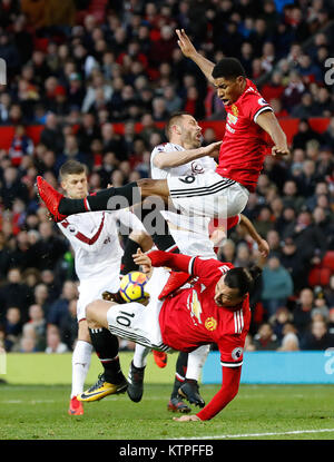 Von Manchester United Zlatan Ibrahimovic (unten) versucht, einen Overhead Kick, als Teamkollege Marcus Rashford und Burnley ist Phil Bardsley erhalten in Aktion während der Premier League Spiel im Old Trafford, Manchester gefangen. Stockfoto