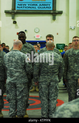 SYRACUSE, NY - Rekruten und neue Soldaten für eine Schlacht Hand gefüttert - hier April 3, 2016. Die Soldaten, die der New York Army National Guard rekrutieren Sustainment Programm teilnehmen durchlaufen verschiedene Phasen der Ausbildung, die Sie für die Armee Basic Combat Training (BCT). Wenn Sie Absolvent aus, sie werden dann zu Ihrer Einheiten, die im gesamten Staat New York verstreut sind, gesendet werden. (New York Army National Guard Foto: Staff Sgt. Patricia Austin/freigegeben) Stockfoto