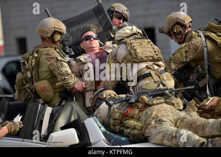 PERRY, GA-Pararescue Jumper und Bekämpfung der Rettung Offiziere von der 920th Rescue Flügel reagieren auf eine simulierte IED Explosion im Guardian Zentrum in Perry, Georgia am 10. März 2015. In diesem Szenario ist der PJ's wurden über HH-60 Pavehawks in der Nähe der Hochöfen geliefert, und die Sicherung der Bereich beim Entpacken und der Behandlung von verwundeten Personal von zerstört und brennende Fahrzeuge. (New York Air National Guard/Staff Sergeant Christopher S Muncy/freigegeben) Stockfoto