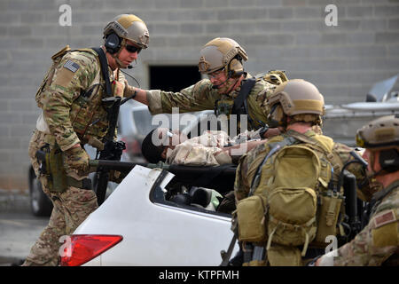 PERRY, GA-Pararescue Jumper und Bekämpfung der Rettung Offiziere von der 920th Rescue Flügel reagieren auf eine simulierte IED Explosion im Guardian Zentrum in Perry, Georgia am 10. März 2015. In diesem Szenario ist der PJ's wurden über HH-60 Pavehawks in der Nähe der Hochöfen geliefert, und die Sicherung der Bereich beim Entpacken und der Behandlung von verwundeten Personal von zerstört und brennende Fahrzeuge. (New York Air National Guard/Staff Sergeant Christopher S Muncy/freigegeben) Stockfoto