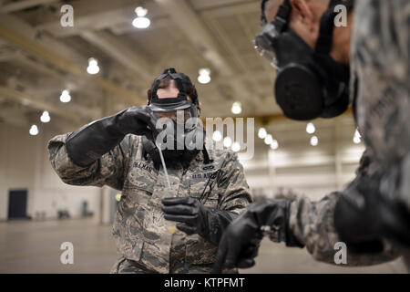 PERRY, GA-Airman First Class Reneee Dillman drückt eine Probe von einem unbekannten Stoff in einen Behälter für die Prüfung während eines Schulungsszenarios auf globaler Dragon Einsatz für die Ausbildung an der Wächter Zentren von Georgien, Perry, Ga, 10. März 2015. Die Prüfung stellt einen Auffrischungskurs für Flieger, die es Ihnen ermöglichen, ihre Fähigkeiten zu benutzen Live chemischen, biologischen, radiologischen und nuklearen Stoffen und Materialien. Air National Guard Emergency Management Techniker aus mehr als 20 einzelne Einheiten in globalen Dragon teilgenommen. Dillman ist an der 151 Luftbetankung W zugeordnet Stockfoto