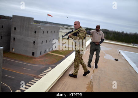 PERRY, GA-Nathan Cumminskey, ein Mitarbeiter der Guardian Zentrum von Georgia, Brände leer Umläufe bei Studenten während einer Schulungsveranstaltung auf globaler Dragon Bereitstellung für Berufsbildung am 13. März 2015. Die Prüfung stellt einen Auffrischungskurs für Flieger, die es Ihnen ermöglichen, ihre Fähigkeiten zu benutzen Live chemischen, biologischen, radiologischen und nuklearen Stoffen und Materialien. Air National Guard Emergency Management Techniker aus mehr als 20 einzelne Einheiten in globalen Dragon teilgenommen. HAZMAT CBNE Cumminskey ist der Direktor für die Mitte. (New York Air National Guard/Staff Sergeant Ch Stockfoto
