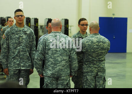 SYRACUSE, NY - Rekruten und neue Soldaten für eine Schlacht Hand gefüttert - hier April 3, 2016. Die Soldaten, die der New York Army National Guard rekrutieren Sustainment Programm teilnehmen durchlaufen verschiedene Phasen der Ausbildung, die Sie für die Armee Basic Combat Training (BCT). Wenn Sie Absolvent aus, sie werden dann zu Ihrer Einheiten, die im gesamten Staat New York verstreut sind, gesendet werden. (New York Army National Guard Foto: Staff Sgt. Patricia Austin/freigegeben) Stockfoto