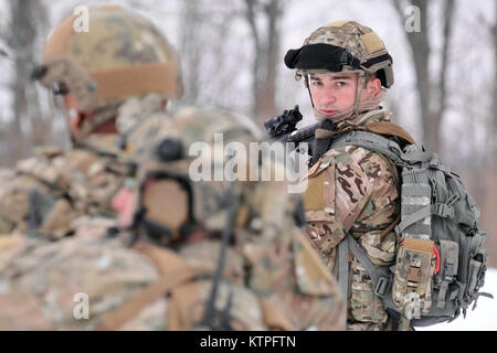 FORT DRUM, NY-Staff Sgt. George Stratakos, ein gemeinsames Endgerät angreifen Controller (Jtac), kommuniziert Während aircraft Landing Zone Training in Fort Drum, NY Am 14. März 2015. 30 Flieger von der New York Air National Guard 274 Air Support Operations Squadron (ASOS), basierend auf Hancock Field Air National Guard Base geschult auf enge Luftunterstützung (CAS) sowie Training zum ersten Mal mit zwei CH-47F Chinook Hubschrauber von Unternehmen B, 3.BATAILLON, 126 Aviation Hauptsitz in Rochester, NY. Die 274 Mission ist uns Armeekommandanten auf, wie man am besten nutzen US- und NATO-Ressourcen für ein zu beraten Stockfoto