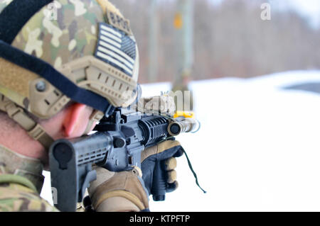 FORT DRUM, NY-Mitglied der 274 Air Support Operations Squadron (ASOS) liefert das Feuer auf feindliche Kräfte während einer Übung am 14. März 2015. 30 Flieger von der New York Air National Guard 274 Air Support Operations Squadron (ASOS), basierend auf Hancock Field Air National Guard Base geschult auf enge Luftunterstützung (CAS) sowie Training zum ersten Mal mit zwei CH-47F Chinook Hubschrauber von Unternehmen B, 3.BATAILLON, 126 Aviation Hauptsitz in Rochester, NY. Die 274 Mission ist uns Armeekommandanten auf, wie man am besten nutzen, USA und NATO-Ressourcen für Close Air Support zu beraten. (New York A Stockfoto