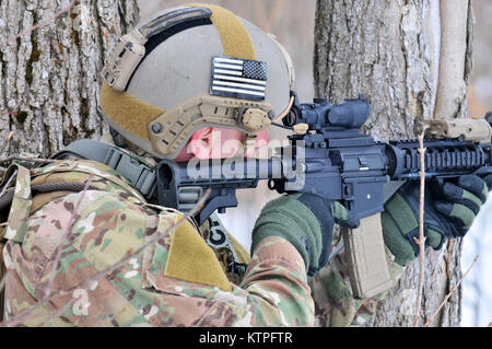 FORT DRUM, NY-Mitglied der 274 Air Support Operations Squadron (ASOS) liefert das Feuer auf feindliche Kräfte während einer Übung am 14. März 2015. 30 Flieger von der New York Air National Guard 274 Air Support Operations Squadron (ASOS), basierend auf Hancock Field Air National Guard Base geschult auf enge Luftunterstützung (CAS) sowie Training zum ersten Mal mit zwei CH-47F Chinook Hubschrauber von Unternehmen B, 3.BATAILLON, 126 Aviation Hauptsitz in Rochester, NY. Die 274 Mission ist uns Armeekommandanten auf, wie man am besten nutzen, USA und NATO-Ressourcen für Close Air Support zu beraten. (New York A Stockfoto