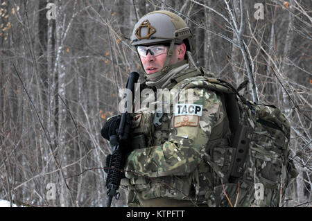 FORT DRUM, NY-Kapitän Paul Spendley, ein Tactical Air Control Party (TACP) Flieger, bewegt sich in Richtung auf das Ziel der Ausbildung Bereich während einer Übung in Fort Drum, NY Am 14. März 2015. 30 Flieger von der New York Air National Guard 274 Air Support Operations Squadron (ASOS), basierend auf Hancock Field Air National Guard Base geschult auf enge Luftunterstützung (CAS) sowie Training zum ersten Mal mit zwei CH-47F Chinook Hubschrauber von Unternehmen B, 3.BATAILLON, 126 Aviation Hauptsitz in Rochester, NY. Die 274 Mission ist uns Armeekommandanten auf, wie man am besten nutzen US- und NATO-Vermögen für Clos zu beraten Stockfoto