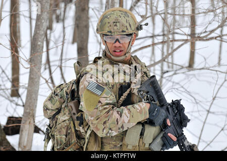 FORT DRUM, NY-Senior Airman Joel Ramirez, ein Tactical Air Control Party (TACP) Flieger, bewegt sich in Richtung auf das Ziel der Ausbildung Bereich während einer Übung in Fort Drum, NY Am 14. März 2015. 30 Flieger von der New York Air National Guard 274 Air Support Operations Squadron (ASOS), basierend auf Hancock Field Air National Guard Base geschult auf enge Luftunterstützung (CAS) sowie Training zum ersten Mal mit zwei CH-47F Chinook Hubschrauber von Unternehmen B, 3.BATAILLON, 126 Aviation Hauptsitz in Rochester, NY. Die 274 Mission ist uns Armeekommandanten auf, wie man am besten nutzen uns und Mittel der NATO zu beraten, fo Stockfoto