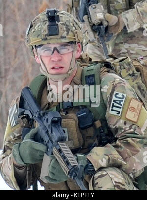 FORT DRUM, NY-Kapitän Jeffrey Hansen, ein Tactical Air Control Party (TACP) Flieger, bewegt sich in Richtung auf das Ziel der Ausbildung Bereich während einer Übung in Fort Drum, NY Am 14. März 2015. 30 Flieger von der New York Air National Guard 274 Air Support Operations Squadron (ASOS), basierend auf Hancock Field Air National Guard Base geschult auf enge Luftunterstützung (CAS) sowie Training zum ersten Mal mit zwei CH-47F Chinook Hubschrauber von Unternehmen B, 3.BATAILLON, 126 Aviation Hauptsitz in Rochester, NY. Die 274 Mission ist US Army Kommandanten zur bestmöglichen Nutzung der USA und der NATO für die Clo zu beraten Stockfoto