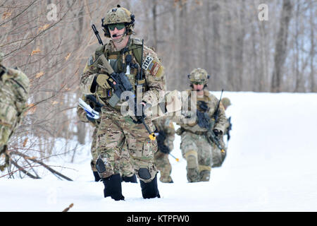 FORT DRUM, NY-technischen Sgt. Jason Farrand, eine Armee Ranger qualifizierte gemeinsame Terminal Air Controller (Jtac), bewegt sich in Richtung auf das Ziel der Ausbildung Bereich während einer Übung in Fort Drum, NY Am 14. März 2015. 30 Flieger von der New York Air National Guard 274 Air Support Operations Squadron (ASOS), basierend auf Hancock Field Air National Guard Base geschult auf enge Luftunterstützung (CAS) sowie Training zum ersten Mal mit zwei CH-47F Chinook Hubschrauber von Unternehmen B, 3.BATAILLON, 126 Aviation Hauptsitz in Rochester, NY. Die 274 Mission ist US Army Kommandeure auf, wie man am besten nutzen beraten Stockfoto