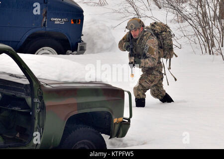 FORT DRUM, NY-Maj. Joshua Lang, ein Tactical Air Control Party (TACP) Flieger, bewegt sich in Richtung auf das Ziel der Ausbildung Bereich während einer Übung in Fort Drum, NY Am 14. März 2015. 30 Flieger von der New York Air National Guard 274 Air Support Operations Squadron (ASOS), basierend auf Hancock Field Air National Guard Base geschult auf enge Luftunterstützung (CAS) sowie Training zum ersten Mal mit zwei CH-47F Chinook Hubschrauber von Unternehmen B, 3.BATAILLON, 126 Aviation Hauptsitz in Rochester, NY. Die 274 Mission ist uns Armeekommandanten auf, wie man am besten nutzen US- und NATO-Vermögen für Schließen Ai zu beraten Stockfoto