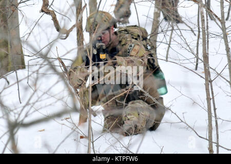 FORT DRUM, NY-Mitglied der 274 Air Support Operations Squadron (ASOS) liefert das Feuer auf feindliche Kräfte während einer Übung am 14. März 2015. 30 Flieger von der New York Air National Guard 274 Air Support Operations Squadron (ASOS), basierend auf Hancock Field Air National Guard Base geschult auf enge Luftunterstützung (CAS) sowie Training zum ersten Mal mit zwei CH-47F Chinook Hubschrauber von Unternehmen B, 3.BATAILLON, 126 Aviation Hauptsitz in Rochester, NY. Die 274 Mission ist uns Armeekommandanten auf, wie man am besten nutzen, USA und NATO-Ressourcen für Close Air Support zu beraten. (New York A Stockfoto