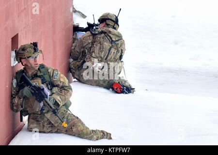 FORT DRUM, NY-Kapitän Jeffrey Hansen, ein Tactical Air Control Party (TACP) Flieger, stellt eine umfang- und feuern Team während einer Übung in Fort Drum, NY Am 14. März 2015. 30 Flieger von der New York Air National Guard 274 Air Support Operations Squadron (ASOS) nahmen in enger Unterstützung aus der Luft (CAS) Ausbildung, die Ihre Fähigkeit, ein Ziel zu identifizieren und eine Bedrohung neutralisieren verbessert. Die 274 Mission ist uns Armeekommandanten auf, wie man am besten nutzen, USA und NATO-Ressourcen für Close Air Support zu beraten. (New York Air National Guard Foto von Master Sgt. Eric Miller/Freigegeben) Stockfoto