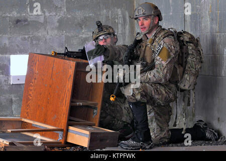 FORT DRUM, NY-Kapitän Jeffery Hansen, Links, ein gemeinsames Endgerät angreifen Controller (Jtac) und Maj Joshua Lang, ein Tactical Air Control Party (TACP) Flieger, Taktiken Koordinate innerhalb ihres Teams feuern Beobachtung rally Point (ORP) während einer Übung in Fort Drum, NY Am 14. März 2015. 30 Flieger von der New York Air National Guard 274 Air Support Operations Squadron (ASOS) nahmen in enger Unterstützung aus der Luft (CAS) Ausbildung, die Ihre Fähigkeit, ein Ziel zu identifizieren und eine Bedrohung neutralisieren verbessert. Die 274 Mission ist uns Armeekommandanten auf, wie man am besten nutzen uns und Mittel der NATO zu beraten, fo Stockfoto