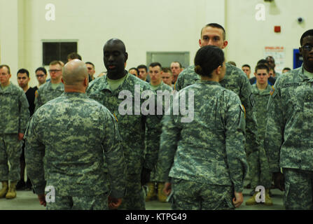 SYRACUSE, NY - Rekruten und neue Soldaten für eine Schlacht Hand gefüttert - hier April 3, 2016. Die Soldaten, die der New York Army National Guard rekrutieren Sustainment Programm teilnehmen durchlaufen verschiedene Phasen der Ausbildung, die Sie für die Armee Basic Combat Training (BCT). Wenn Sie Absolvent aus, sie werden dann zu Ihrer Einheiten, die im gesamten Staat New York verstreut sind, gesendet werden. (New York Army National Guard Foto: Staff Sgt. Patricia Austin/freigegeben) Stockfoto