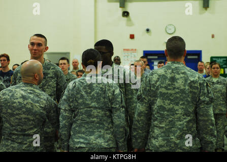 SYRACUSE, NY - Rekruten und neue Soldaten für eine Schlacht Hand gefüttert - hier April 3, 2016. Die Soldaten, die der New York Army National Guard rekrutieren Sustainment Programm teilnehmen durchlaufen verschiedene Phasen der Ausbildung, die Sie für die Armee Basic Combat Training (BCT). Wenn Sie Absolvent aus, sie werden dann zu Ihrer Einheiten, die im gesamten Staat New York verstreut sind, gesendet werden. (New York Army National Guard Foto: Staff Sgt. Patricia Austin/freigegeben) Stockfoto