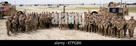 Michigan reg. Rick Snyder steht mit Soldaten der 1 Battalion, 125Th Infantry Regiment, 37th Infantry Brigade Combat Team, bei einem Besuch in Forward Operating Base Kundus April 19, 2012, als Teil einer Verteidigungsministerium finanziertes Programm. Die 1-125 Th ist ein Michigan Army National Guard integriert in den Norden Afghanistans zur Unterstützung der International Security Assistance Force. ISAF RC-Nord unterstützt die afghanischen Sicherheitskräfte in enger Koordination und Zusammenarbeit bei der Bereitstellung von Sicherheit und aufständischen Aktivitäten zu unterbrechen, um der afghanischen Bevölkerung zu schützen. (37 IBCT Foto Stockfoto