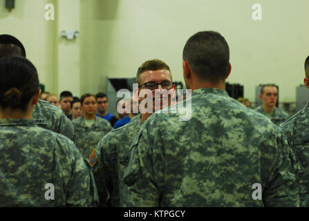 SYRACUSE, NY - Rekruten und neue Soldaten für eine Schlacht Hand gefüttert - hier April 3, 2016. Die Soldaten, die der New York Army National Guard rekrutieren Sustainment Programm teilnehmen durchlaufen verschiedene Phasen der Ausbildung, die Sie für die Armee Basic Combat Training (BCT). Wenn Sie Absolvent aus, sie werden dann zu Ihrer Einheiten, die im gesamten Staat New York verstreut sind, gesendet werden. (New York Army National Guard Foto: Staff Sgt. Patricia Austin/freigegeben) Stockfoto