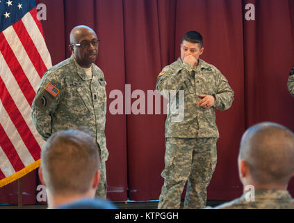 Command Sgt. Maj. Louis Wilson, der Befehl Sgt. Maj. des Staates New York, führt eine nach der Überprüfung der Maßnahmen nach der New York Army National Guard's (NYARNG) 2015 besten Krieger Wettbewerb am Sonntag, 29. März 2015. Die mehrtägige Wettbewerb im Camp Smith Training Website hielt die Non-Comissioned NYARNG Soldat und Offizier des Jahres zu bestimmen. (New York Army National Guard Foto von Sgt. Jeremy Bratt/freigegeben) Stockfoto