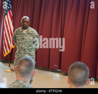 Command Sgt. Maj. Louis Wilson, der Befehl Sgt. Maj. des Staates New York, führt eine nach der Überprüfung der Maßnahmen nach der New York Army National Guard's (NYARNG) 2015 besten Krieger Wettbewerb am Sonntag, 29. März 2015. Die mehrtägige Wettbewerb im Camp Smith Training Website hielt die Non-Comissioned NYARNG Soldat und Offizier des Jahres zu bestimmen. (New York Army National Guard Foto von Sgt. Jeremy Bratt/freigegeben) Stockfoto