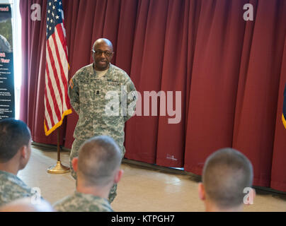 Command Sgt. Maj. Louis Wilson, der Befehl Sgt. Maj. des Staates New York, führt eine nach der Überprüfung der Maßnahmen nach der New York Army National Guard's (NYARNG) 2015 besten Krieger Wettbewerb am Sonntag, 29. März 2015. Die mehrtägige Wettbewerb im Camp Smith Training Website hielt die Non-Comissioned NYARNG Soldat und Offizier des Jahres zu bestimmen. (New York Army National Guard Foto von Sgt. Jeremy Bratt/freigegeben) Stockfoto