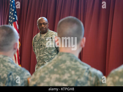 Command Sgt. Maj. Louis Wilson, der Befehl Sgt. Maj. des Staates New York, führt eine nach der Überprüfung der Maßnahmen nach der New York Army National Guard's (NYARNG) 2015 besten Krieger Wettbewerb am Sonntag, 29. März 2015. Die mehrtägige Wettbewerb im Camp Smith Training Website hielt die Non-Comissioned NYARNG Soldat und Offizier des Jahres zu bestimmen. (New York Army National Guard Foto von Sgt. Jeremy Bratt/freigegeben) Stockfoto