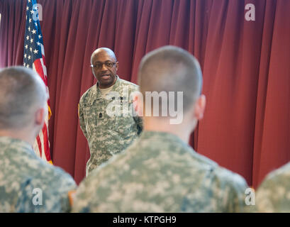 Command Sgt. Maj. Louis Wilson, der Befehl Sgt. Maj. des Staates New York, führt eine nach der Überprüfung der Maßnahmen nach der New York Army National Guard's (NYARNG) 2015 besten Krieger Wettbewerb am Sonntag, 29. März 2015. Die mehrtägige Wettbewerb im Camp Smith Training Website hielt die Non-Comissioned NYARNG Soldat und Offizier des Jahres zu bestimmen. (New York Army National Guard Foto von Sgt. Jeremy Bratt/freigegeben) Stockfoto