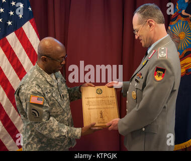 Command Sgt. Maj. Louis Wilson, der Befehl Sgt. Maj. des Staates New York, präsentiert eine Plakette der Wertschätzung an Oberstleutnant Rolfe K. Metz nach der New York Army National Guard's (NYARNG) 2015 besten Krieger Wettbewerb am Sonntag, 29. März 2015. Die Ereignisse der Deutschkenntnisse Abzeichen Kurs wurden in den Wettbewerb der Wettbewerber zu einer größeren Vielfalt von Aufgaben zur Einführung integriert. (New York Army National Guard Foto von Sgt. Jeremy Bratt/freigegeben) Stockfoto