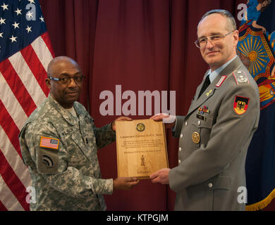 Command Sgt. Maj. Louis Wilson, der Befehl Sgt. Maj. des Staates New York, präsentiert eine Plakette der Wertschätzung an Oberstleutnant Rolfe K. Metz nach der New York Army National Guard's (NYARNG) 2015 besten Krieger Wettbewerb am Sonntag, 29. März 2015. Die Ereignisse der Deutschkenntnisse Abzeichen Kurs wurden in den Wettbewerb der Wettbewerber zu einer größeren Vielfalt von Aufgaben zur Einführung integriert. (New York Army National Guard Foto von Sgt. Jeremy Bratt/freigegeben) Stockfoto