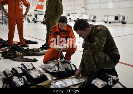 CAPE COD, MA-Master Corporal Ashley Barker, ein Mitglied der 413 Rescue Squadron, Royal Canadian Air Force, vertraut gemacht, die sich mit medizinischer Ausrüstung, die zu der 103 Rescue Squadron während des Betriebs Orange Flagge 2015 auf Cape Cod Air Sation zum 31. März 2015. Betrieb Orange Flagge 2015 ist eine multi-Service, multi-nationale Suche und Rettung Übung ermöglicht es den verschiedenen Rettungsdiensten und Vermögenswerte zu lernen nahtlos zusammen unter einer Vielzahl von Bedingungen zu betreiben. Orange Flagge empfohlene mehrere springt aus dem US Coast Guard, Air National Guard und der Royal Canadian Air Force Flugzeuge, i Stockfoto