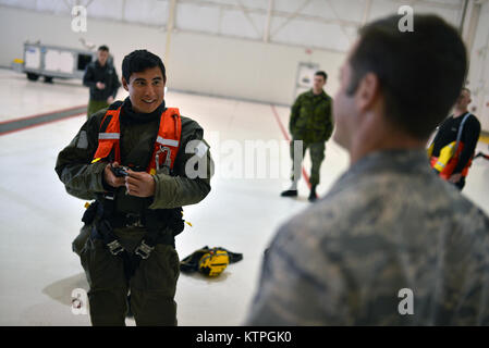 CAPE COD, MA-Mitglieder der 103 Rescue Squadron, 106 Rettung Flügel an der Operation Orange Flagge 2015 auf Cape Cod Air Sation zum 31. März 2015 dauern. Betrieb Orange Flagge 2015 ist eine multi-Service, multi-nationale Suche und Rettung Übung ermöglicht es den verschiedenen Rettungsdiensten und Vermögenswerte zu lernen nahtlos zusammen unter einer Vielzahl von Bedingungen zu betreiben. Orange Flagge empfohlene mehrere springt aus dem US Coast Guard, Air National Guard und der Royal Canadian Air Force Flugzeuge, darunter C-144, C-130, H-60 und der HH-60. (New York Air National Guard/Staff Sergeant Christopher S Muncy Stockfoto