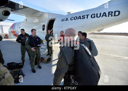 CAPE COD, MA-Lt staubigen Lee, eine C-144 Pilot auf Cape Cod Air Station, hält eine Pre-flight Briefing mit Pararescue Jumper aus der 103 Rescue Squadron, 106 Rettung Flügel während des Betriebs Orange Flagge 2015 auf Cape Cod Air Sation zum 31. März 2015. Betrieb Orange Flagge 2015 ist eine multi-Service, multi-nationale Suche und Rettung Übung ermöglicht es den verschiedenen Rettungsdiensten und Vermögenswerte zu lernen nahtlos zusammen unter einer Vielzahl von Bedingungen zu betreiben. Orange Flagge empfohlene mehrere springt aus dem US Coast Guard, Air National Guard und der Royal Canadian Air Force Flugzeuge, darunter C-144, C Stockfoto