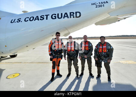 CAPE COD, MA-Mitglieder der 103 Rescue Squadron, 106 Rettung Flügel für ein Gruppenfoto im Betrieb Orange Flagge 2015 auf Cape Cod Air Sation zum 31. März 2015 dar. Betrieb Orange Flagge 2015 ist eine multi-Service, multi-nationale Suche und Rettung Übung ermöglicht es den verschiedenen Rettungsdiensten und Vermögenswerte zu lernen nahtlos zusammen unter einer Vielzahl von Bedingungen zu betreiben. Orange Flagge empfohlene mehrere springt aus dem US Coast Guard, Air National Guard und der Royal Canadian Air Force Flugzeuge, darunter C-144, C-130, H-60 und der HH-60. (New York Air National Guard/Staff Sergeant Ch Stockfoto