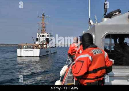 CAPE COD, MA-Pararescue Jumper, Combat Rescue Offiziere und Überleben, Steuerhinterziehung, Widerstand und Flucht (SERE) Spezialisten aus der 103 Rescue Squadron, 106 Rettung Flügel Transfer zum US Coast Guard Cutter Tiger Shark in einer Reihe von Szenarios im Betrieb Orange Flagge am 2. April 2015. Betrieb Orange Flagge 2015 ist eine multi-Service, multi-nationale Suche und Rettung Übung ermöglicht es den verschiedenen Rettungsdiensten und Vermögenswerte zu lernen nahtlos zusammen unter einer Vielzahl von Bedingungen zu betreiben. Orange Flagge empfohlene mehrere springt aus dem US Coast Guard, nationalen Gu Stockfoto