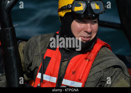 CAPE COD, MA-Kapitän Martin Viera, ein Kampf zur Rettung Offizier mit der 103 Rescue Squadron, 106 Rettung Flügel, bereitet die Jumper vom Wasser aus in einer Reihe von Szenarios im Betrieb Orange Flagge Abholung am 2. April 2015. Betrieb Orange Flagge 2015 ist eine multi-Service, multi-nationale Suche und Rettung Übung ermöglicht es den verschiedenen Rettungsdiensten und Vermögenswerte zu lernen nahtlos zusammen unter einer Vielzahl von Bedingungen zu betreiben. Orange Flagge empfohlene mehrere springt aus dem US Coast Guard, Air National Guard und der Royal Canadian Air Force Flugzeuge, darunter C-144, C-130 Stockfoto