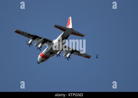 CAPE COD, MA-Pararescue Jumper aus der 103 Rescue Squadron, 106 Rettung Flügel Sprung von einem US Coast Guard C-130H Hercules von Air Station Cape Cod in den Atlantischen Ozean während des Betriebs Orange Flagge am 2. April 2015. Betrieb Orange Flagge 2015 ist eine multi-Service, multi-nationale Suche und Rettung Übung ermöglicht es den verschiedenen Rettungsdiensten und Vermögenswerte zu lernen nahtlos zusammen unter einer Vielzahl von Bedingungen zu betreiben. Orange Flagge empfohlene mehrere springt aus dem US Coast Guard, Air National Guard und der Royal Canadian Air Force Flugzeuge, darunter C-144, C-130, H-60 und Stockfoto