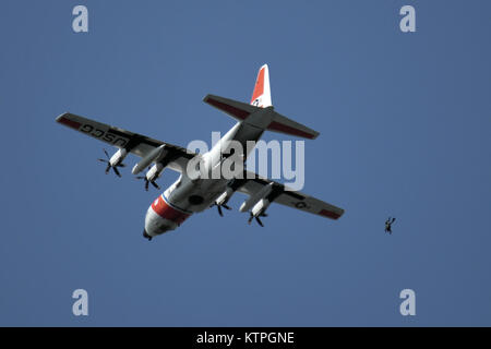 CAPE COD, MA-Pararescue Jumper aus der 103 Rescue Squadron, 106 Rettung Flügel Sprung von einem US Coast Guard C-130H Hercules von Air Station Cape Cod in den Atlantischen Ozean während des Betriebs Orange Flagge am 2. April 2015. Betrieb Orange Flagge 2015 ist eine multi-Service, multi-nationale Suche und Rettung Übung ermöglicht es den verschiedenen Rettungsdiensten und Vermögenswerte zu lernen nahtlos zusammen unter einer Vielzahl von Bedingungen zu betreiben. Orange Flagge empfohlene mehrere springt aus dem US Coast Guard, Air National Guard und der Royal Canadian Air Force Flugzeuge, darunter C-144, C-130, H-60 und Stockfoto