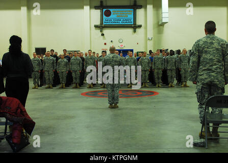 SYRACUSE, NY - Rekruten und neue Soldaten für eine Schlacht Hand gefüttert - hier April 3, 2016. Die Soldaten, die der New York Army National Guard rekrutieren Sustainment Programm teilnehmen durchlaufen verschiedene Phasen der Ausbildung, die Sie für die Armee Basic Combat Training (BCT). Wenn Sie Absolvent aus, sie werden dann zu Ihrer Einheiten, die im gesamten Staat New York verstreut sind, gesendet werden. (New York Army National Guard Foto: Staff Sgt. Patricia Austin/freigegeben) Stockfoto