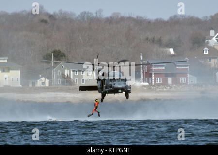 CAPE COD, MA-Pararescue Jumper aus der 103 Rescue Squadron, 106 Rettung Flügel springen von einem HH-60 Pavehawk Hubschrauber in den Ozean aus Cape Cod im Betrieb Orange Flagge am 2. April 2015. Betrieb Orange Flagge 2015 ist eine multi-Service, multi-nationale Suche und Rettung Übung ermöglicht es den verschiedenen Rettungsdiensten und Vermögenswerte zu lernen nahtlos zusammen unter einer Vielzahl von Bedingungen zu betreiben. Orange Flagge empfohlene mehrere springt aus dem US Coast Guard, Air National Guard und der Royal Canadian Air Force Flugzeuge, darunter C-144, C-130, H-60 und der HH-60. (New York Air Stockfoto